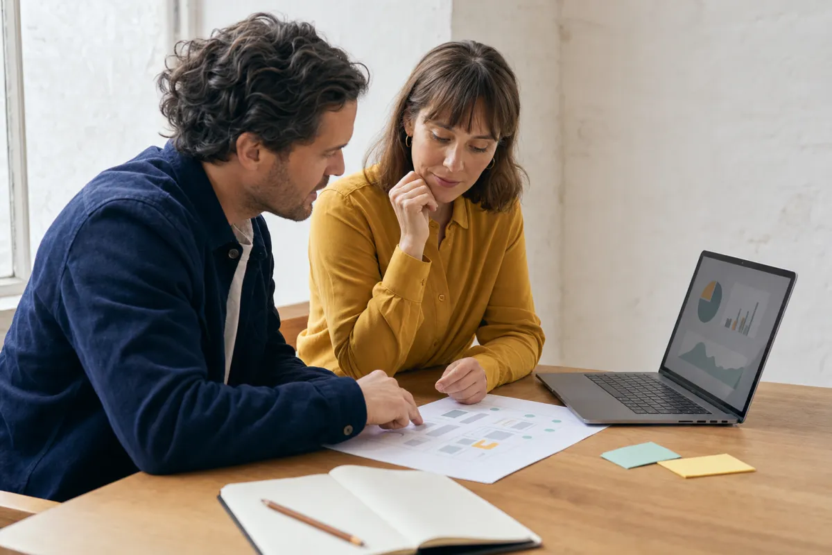 Berater und Unternehmerin priorisieren SEO-Inhalte und Suchpotenziale