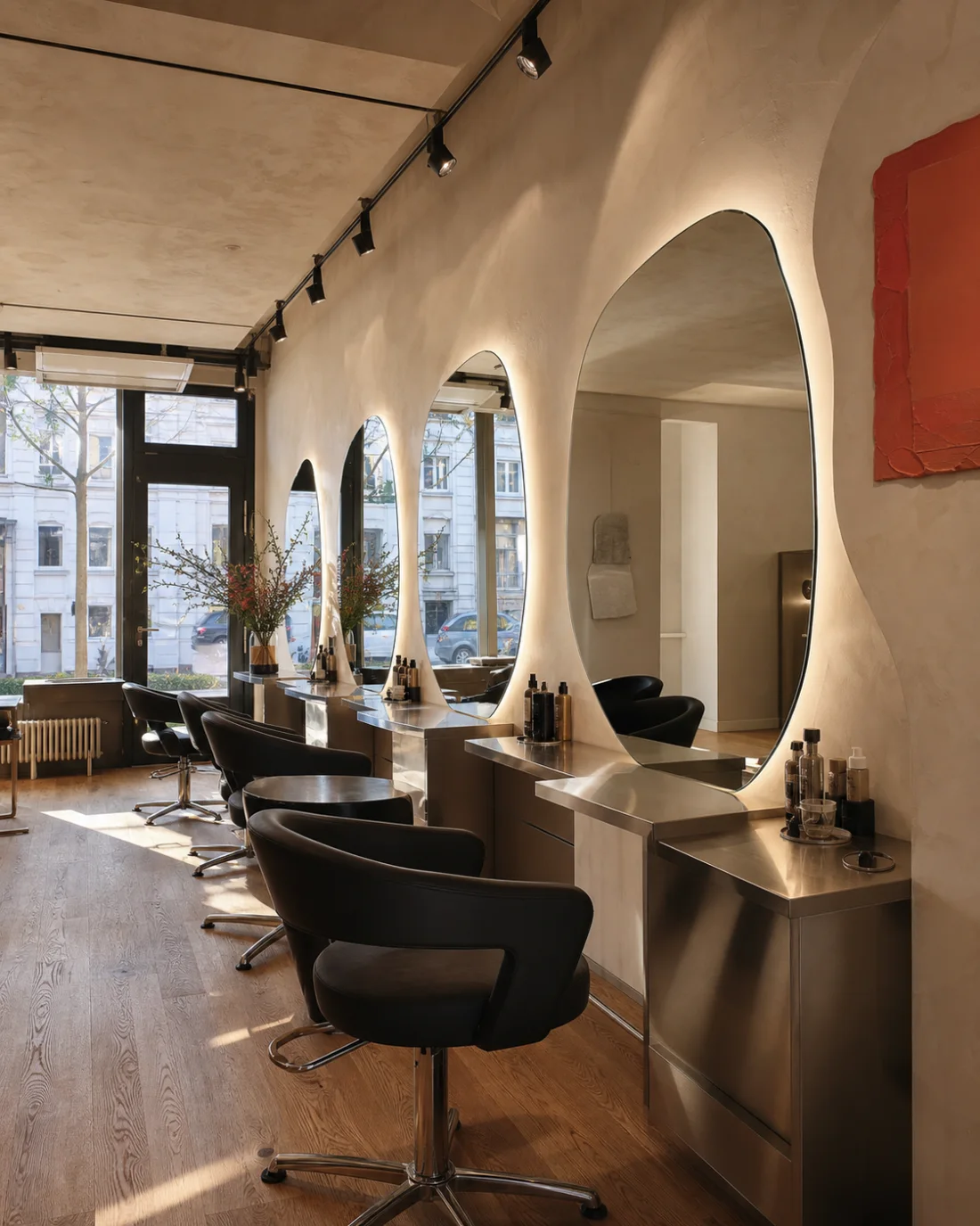 Eleganter Friseursalon mit organischen Spiegeln und warmem Licht