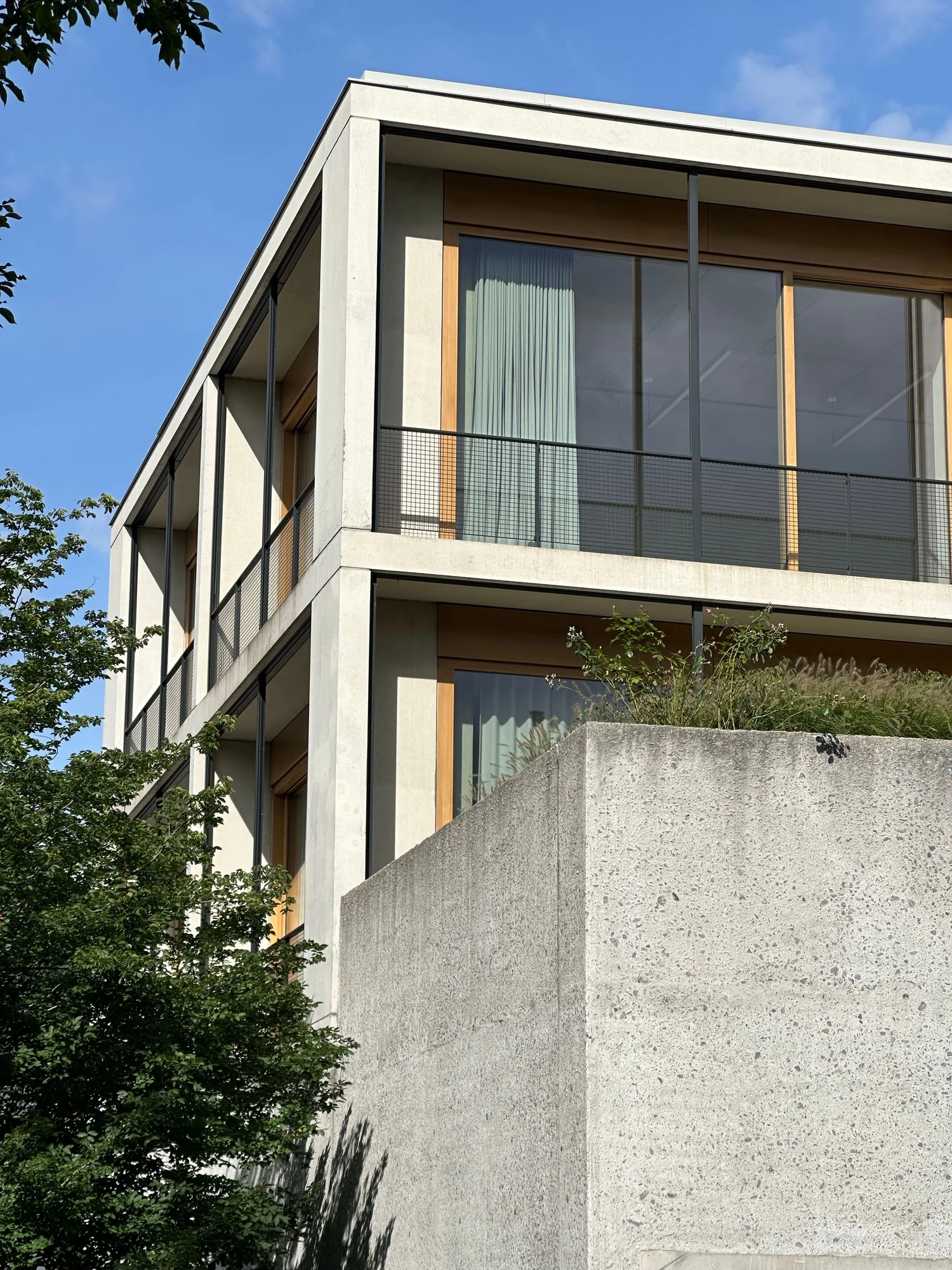 Moderne Fassade aus Beton und Glas