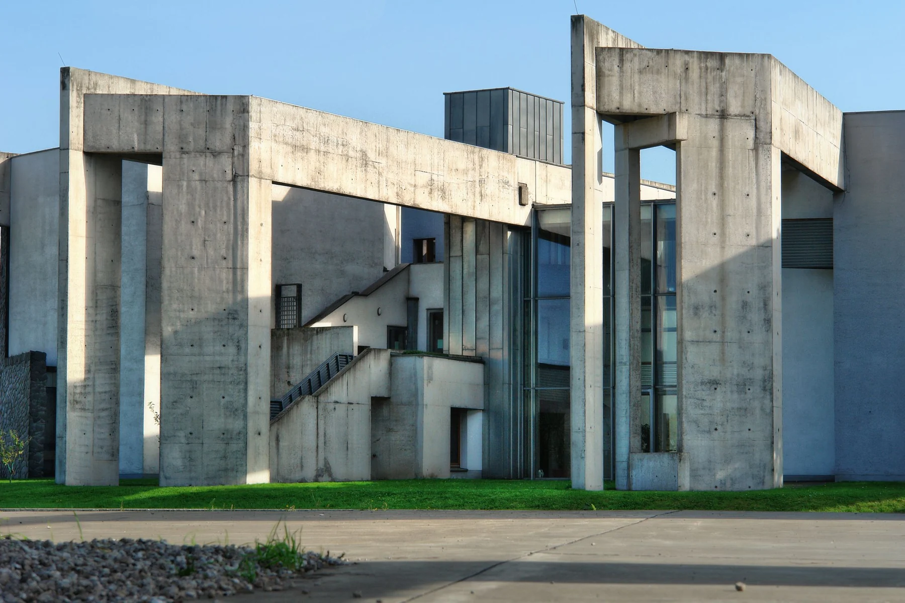 Zeitgenössische Architektur aus Beton im Tageslicht