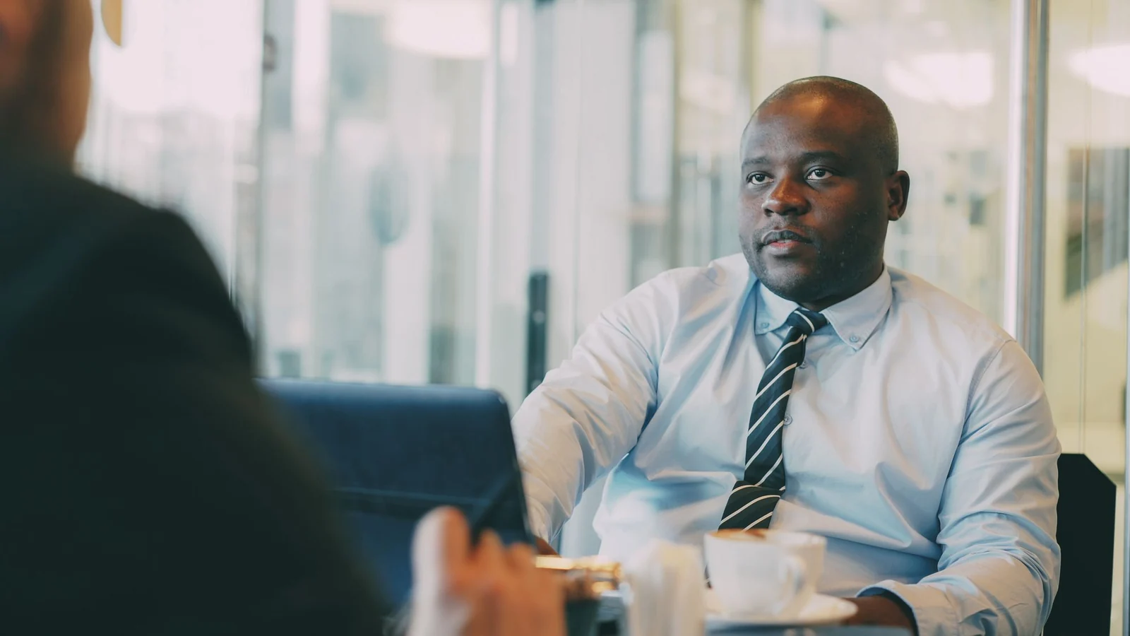 Konzentriertes Gespräch während einer Besprechung in einem modernen Büro