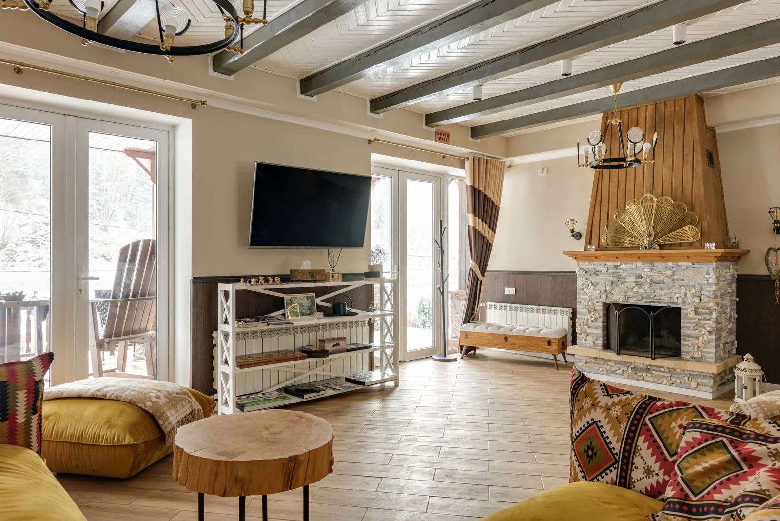 Heller Wohnraum mit natürlichen Materialien, Sofa und großen Fenstern