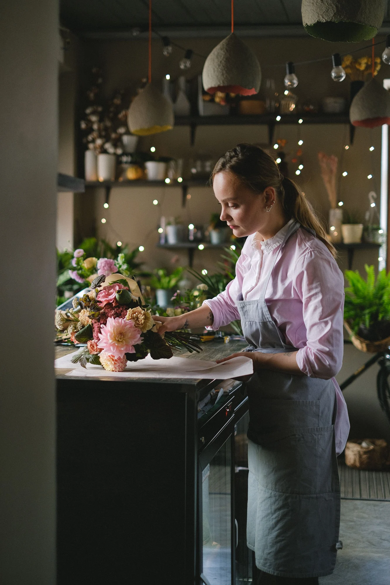 Floristin bindet einen Blumenstrauß in ihrem Atelier