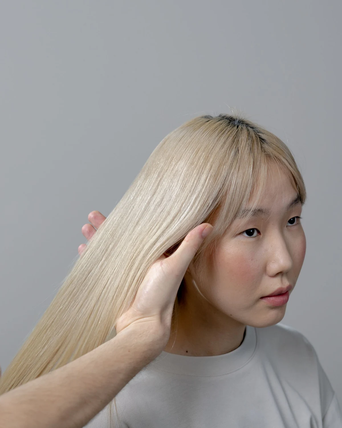 Blondes Haar wird von einer Friseurin sorgfältig gestylt