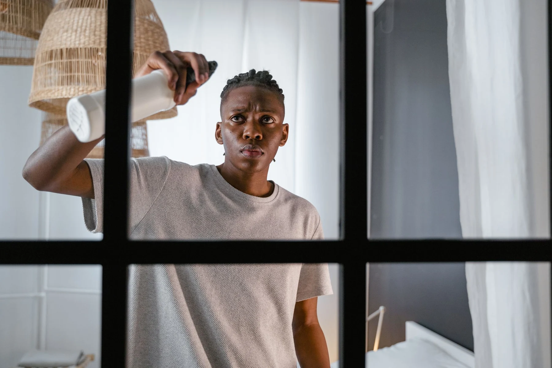 Reinigung einer Fensterscheibe mit Sprühflasche und Tuch