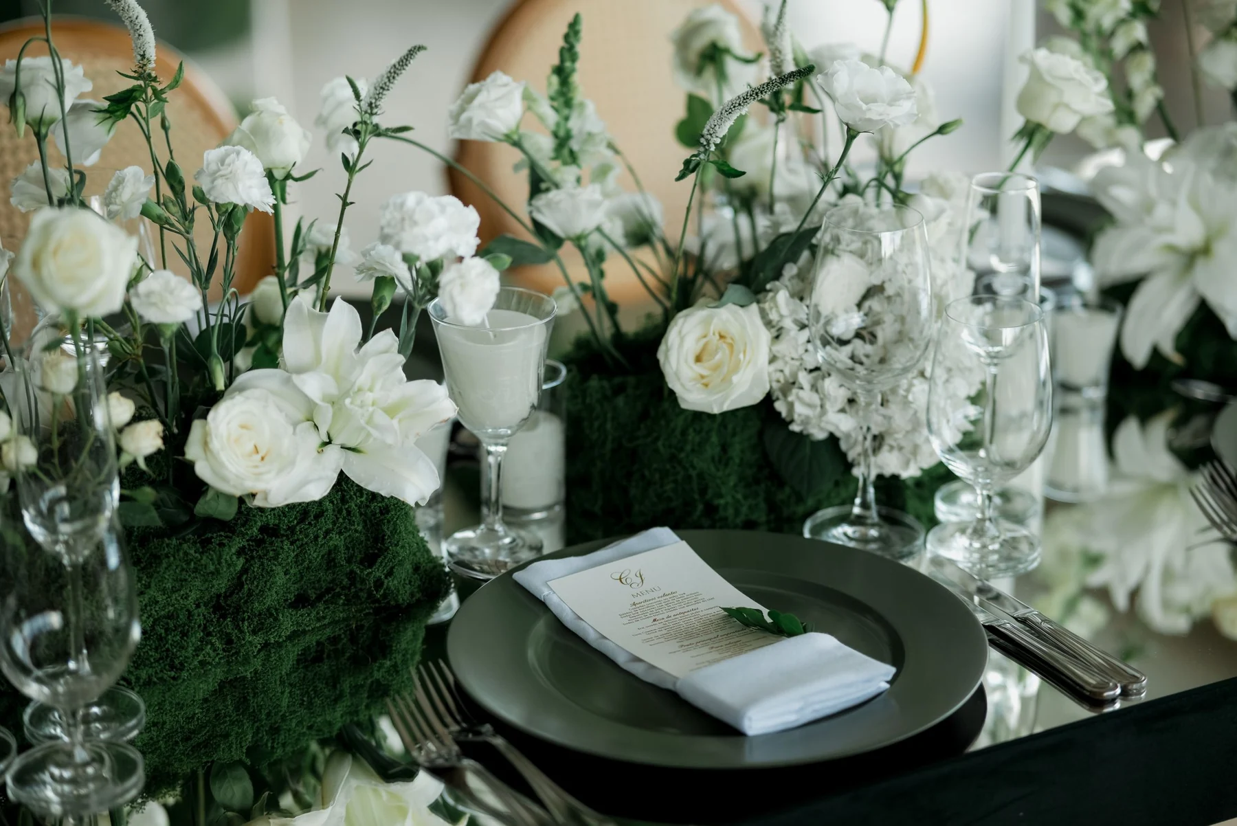 Festlich gedeckter Hochzeitstisch mit weißen Rosen