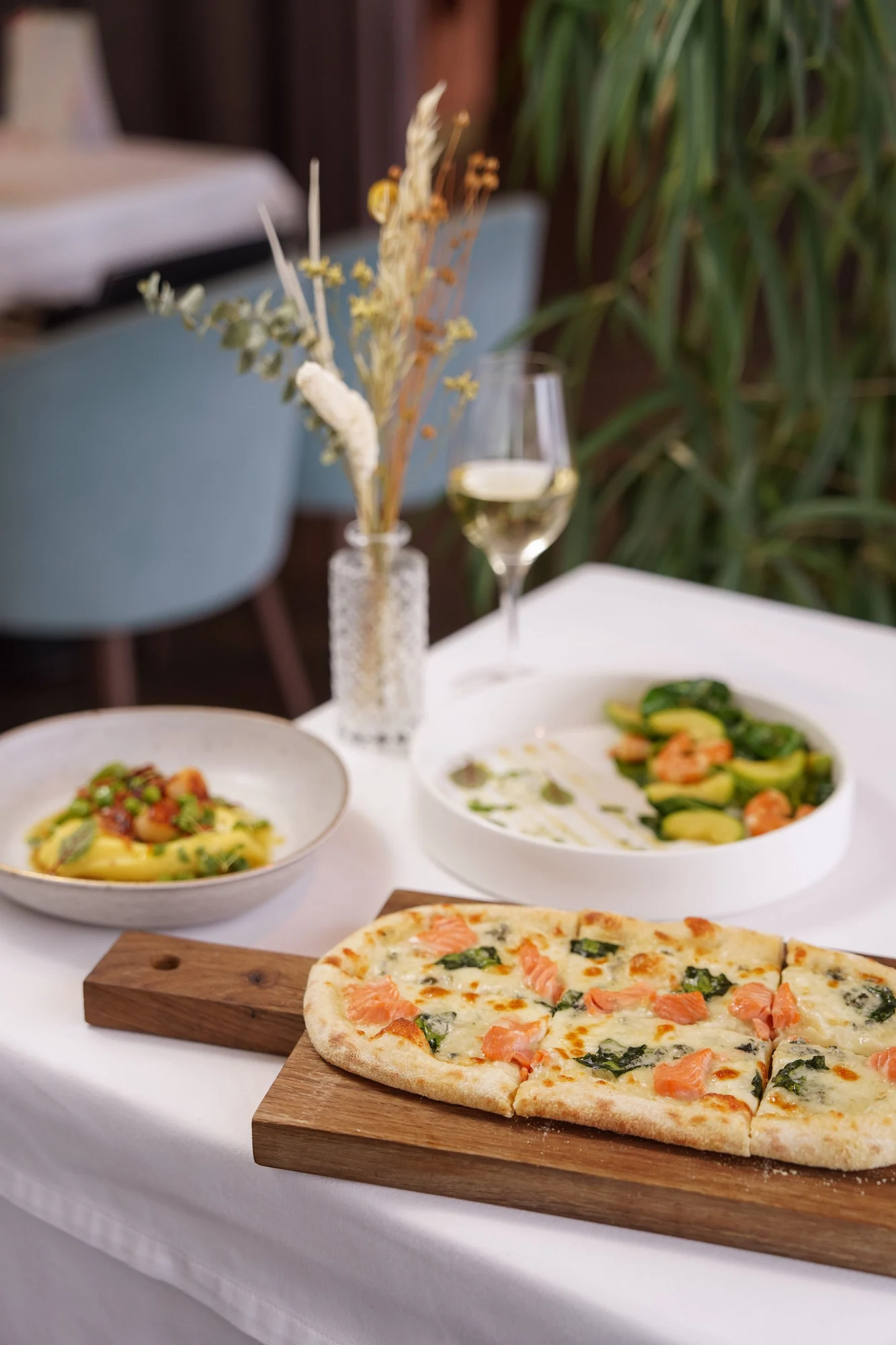 Italienische Speisen und Getränke auf einem Restauranttisch